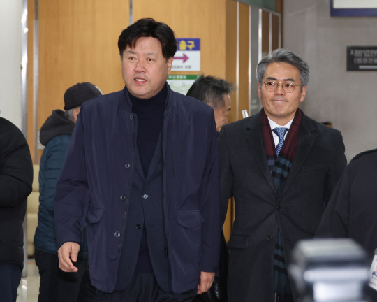 `이재명 측근` 김용, 불법자금수수 일부 유죄…징역5년 법정구속